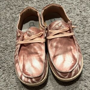 Women’s size 7 Hey Dude
